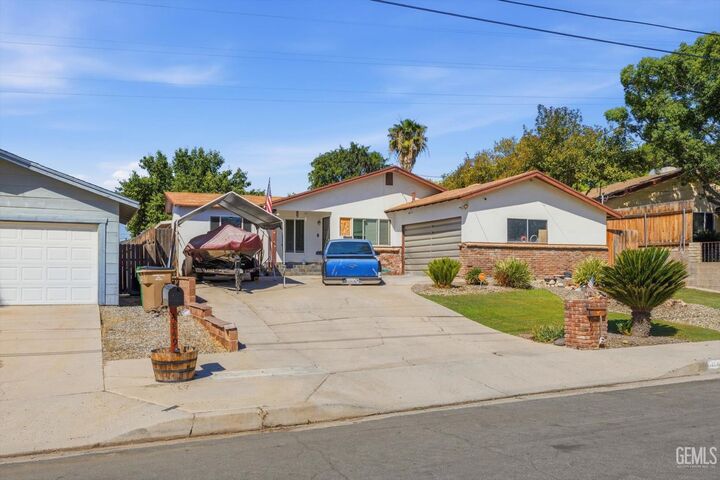 Property Photo:  4861 Putter Lane  CA 93308 
