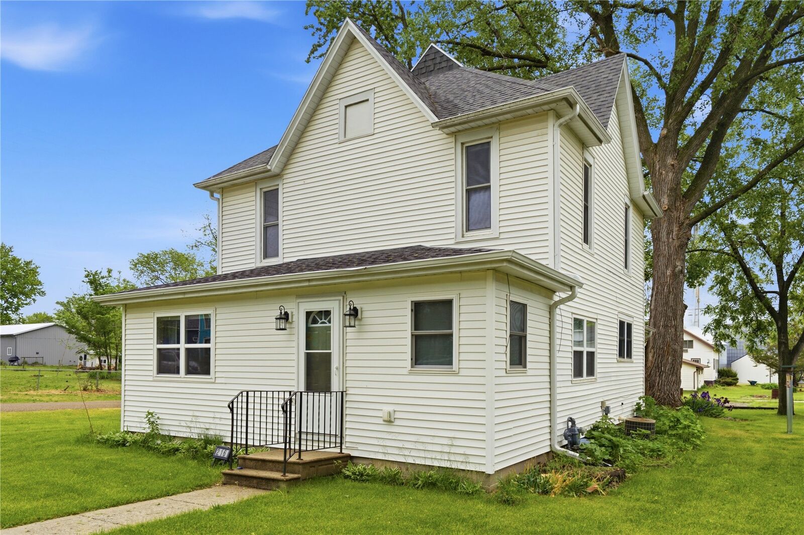 Property Photo:  216 Lewis Street  IA 52313 