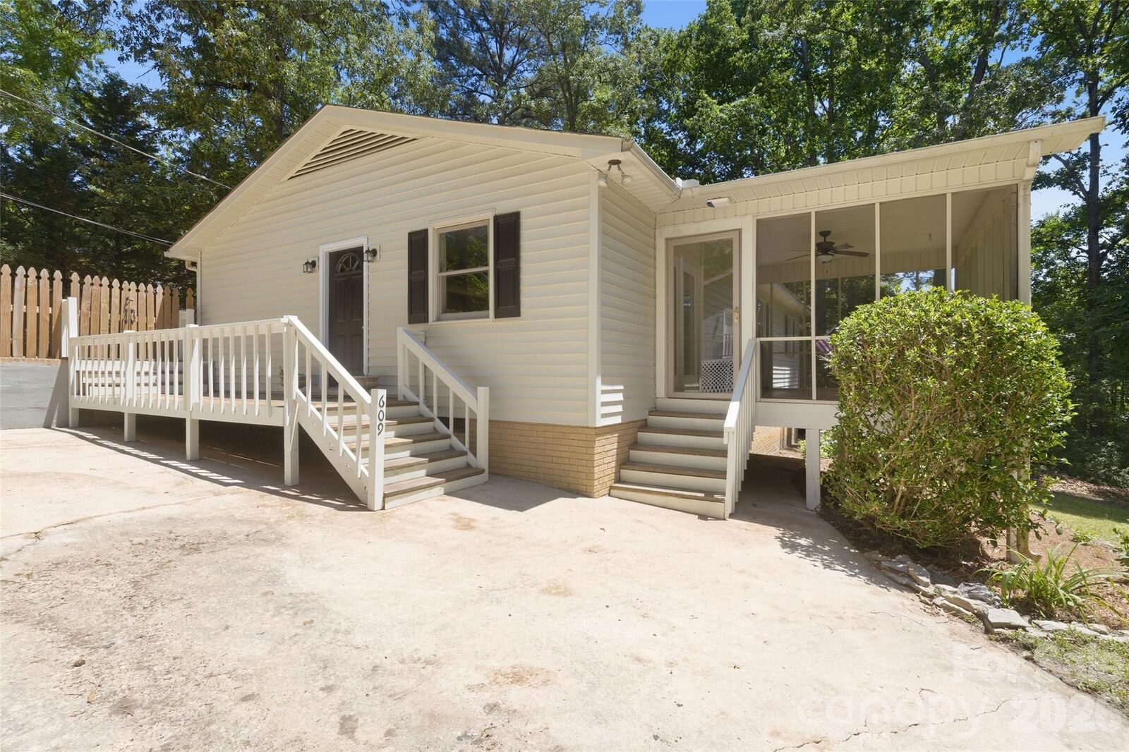 Property Photo:  609 Davis Street  SC 29720 