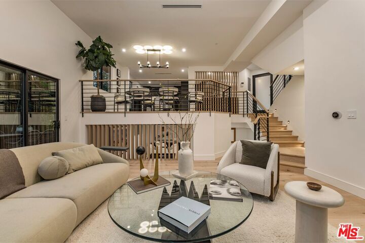 Property Photo:  924 N West Knoll Dr  CA 90069 