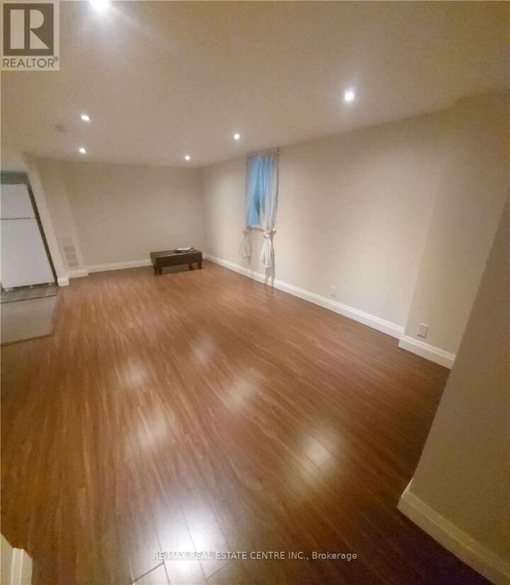 Property Photo:  1086 Fourth Street  ON L5E 1K3 