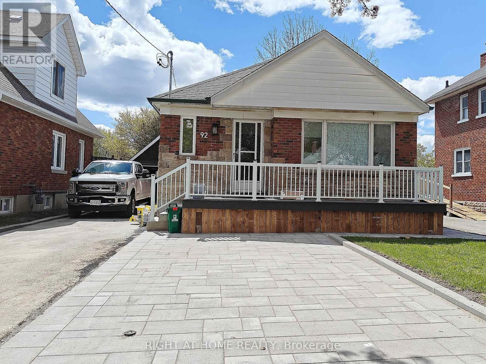 Property Photo:  92 Cadillac Avenue South Upper  ON L1H 5Z2 