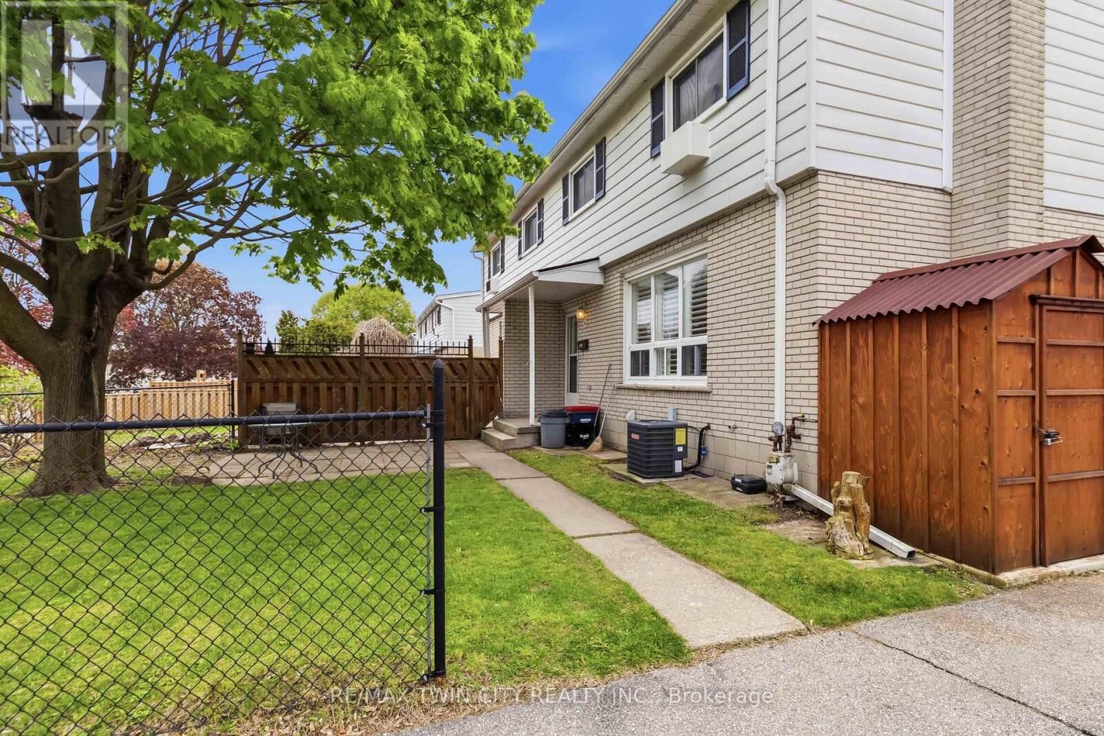 Property Photo:  51 Metcalfe Crescent C  ON N3R 2L7 