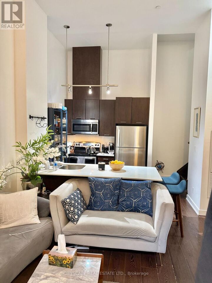 Property Photo:  20 Bruyeres Mews Th03  ON M5V 0G7 