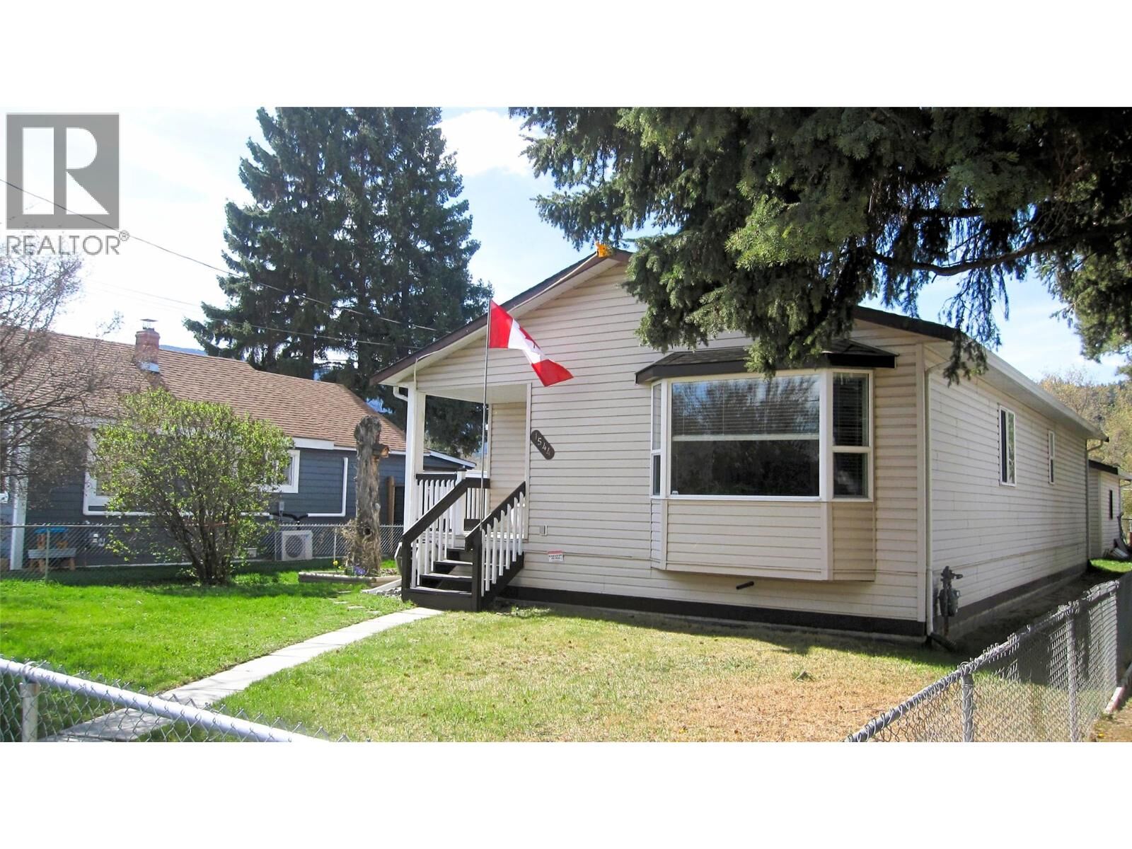 Photo de la propriété:  1544 Canford Avenue  BC V1K 1B8 