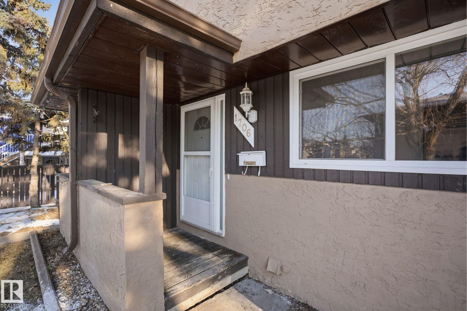Property Photo:  1706 37 Street NW  AB T6L 2R7 