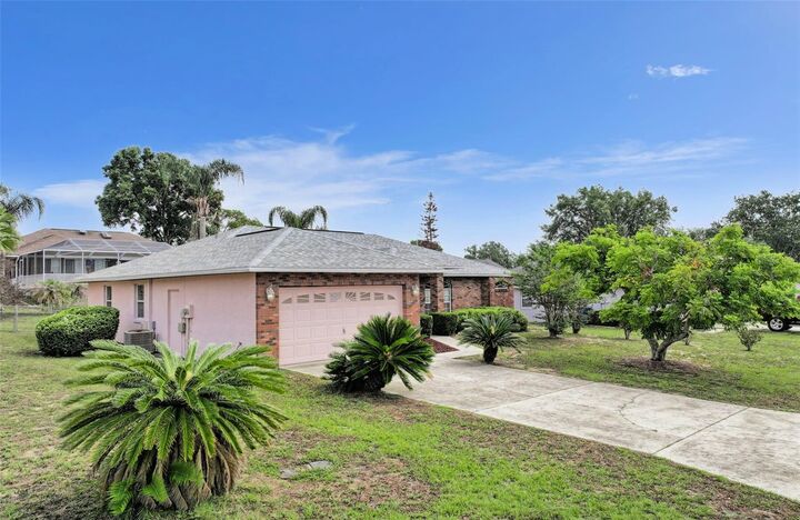 Property Photo:  933 Devonshire Way  FL 33853 