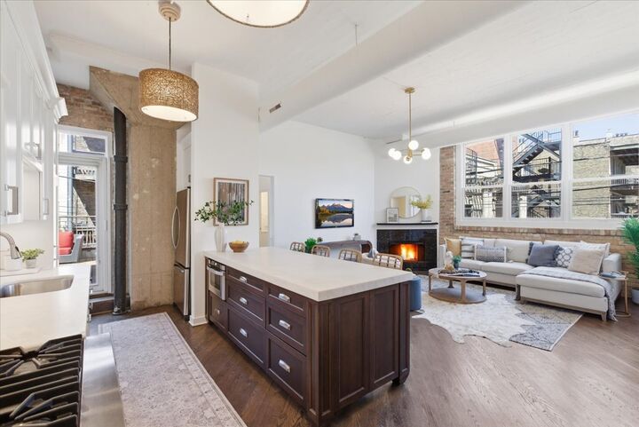Property Photo: 1158 W Armitage Avenue 206 IL 60614