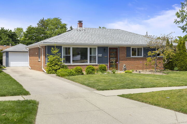 Property Photo:  1076 S 3rd Avenue  IL 60016 