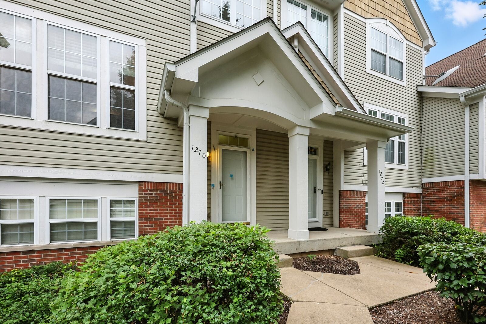 Property Photo: 1270 Georgetown Way IL 60061