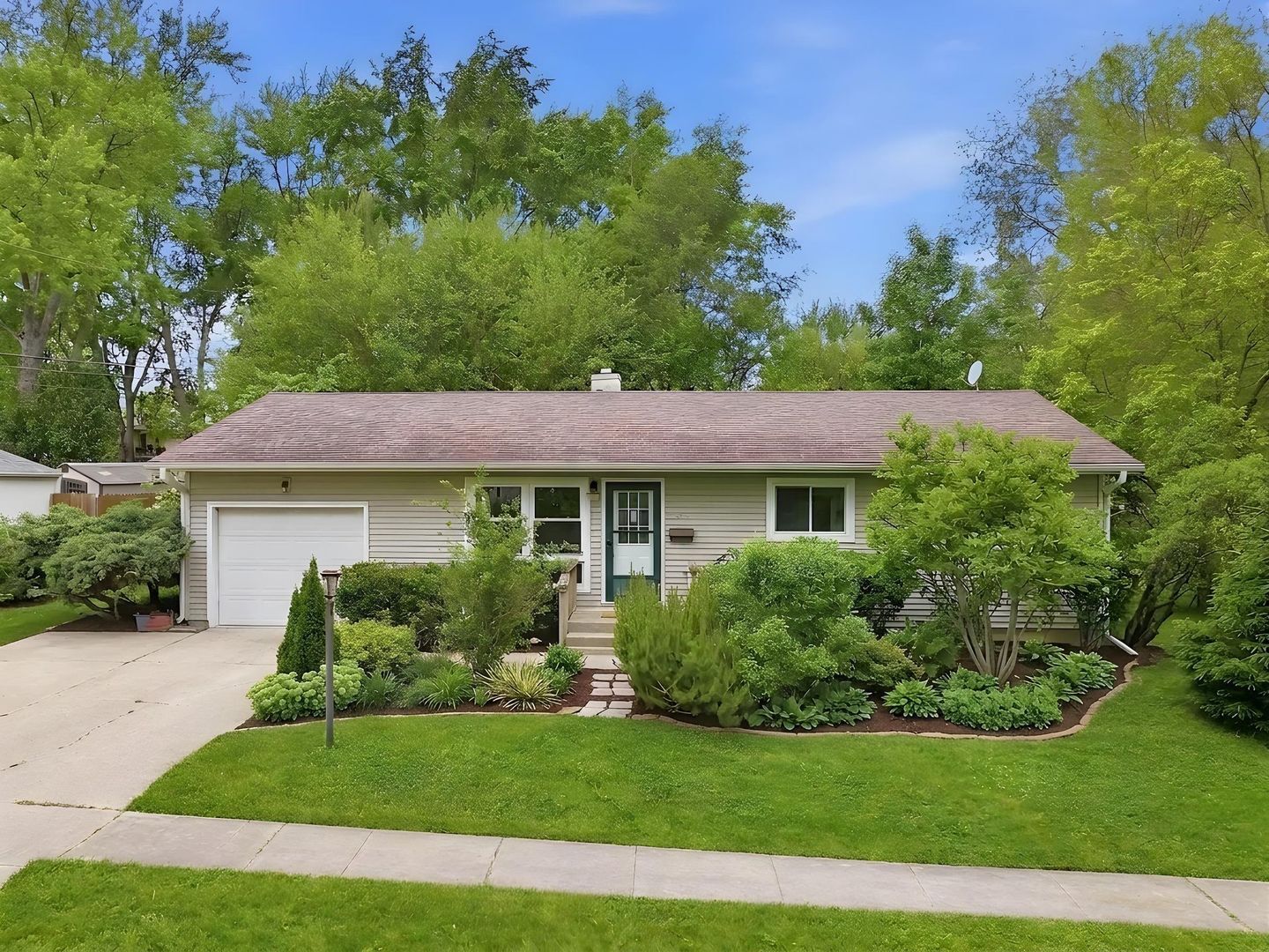 Property Photo: 324 Birchwood Lane IL 60115