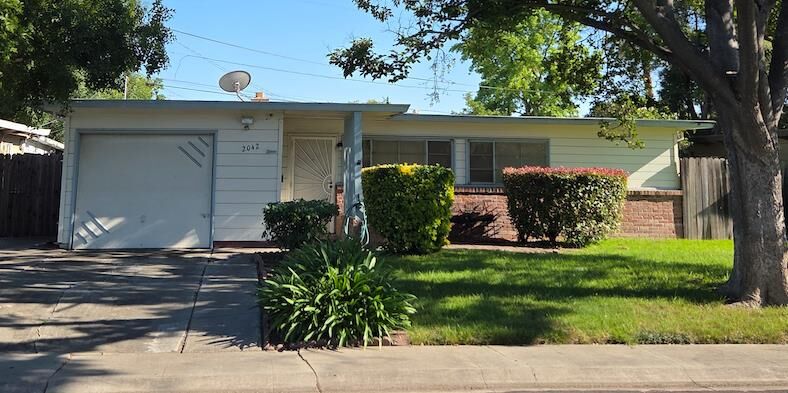 Property Photo: 2042 Rutledge Way CA 95207