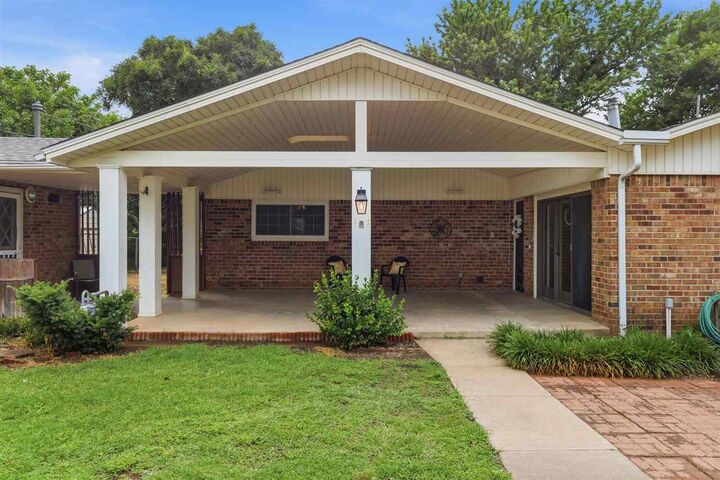 Property Photo:  312 N Flormable  OK 74601 