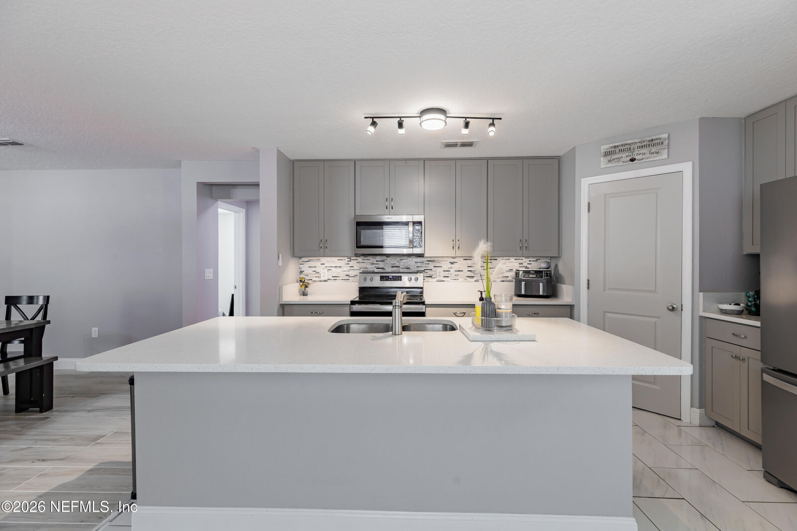 Property Photo: 7705 Peace Lane FL 32210