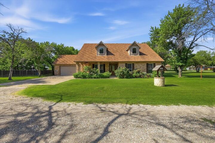 Property Photo:  108 S Walnut Street  TX 76262 
