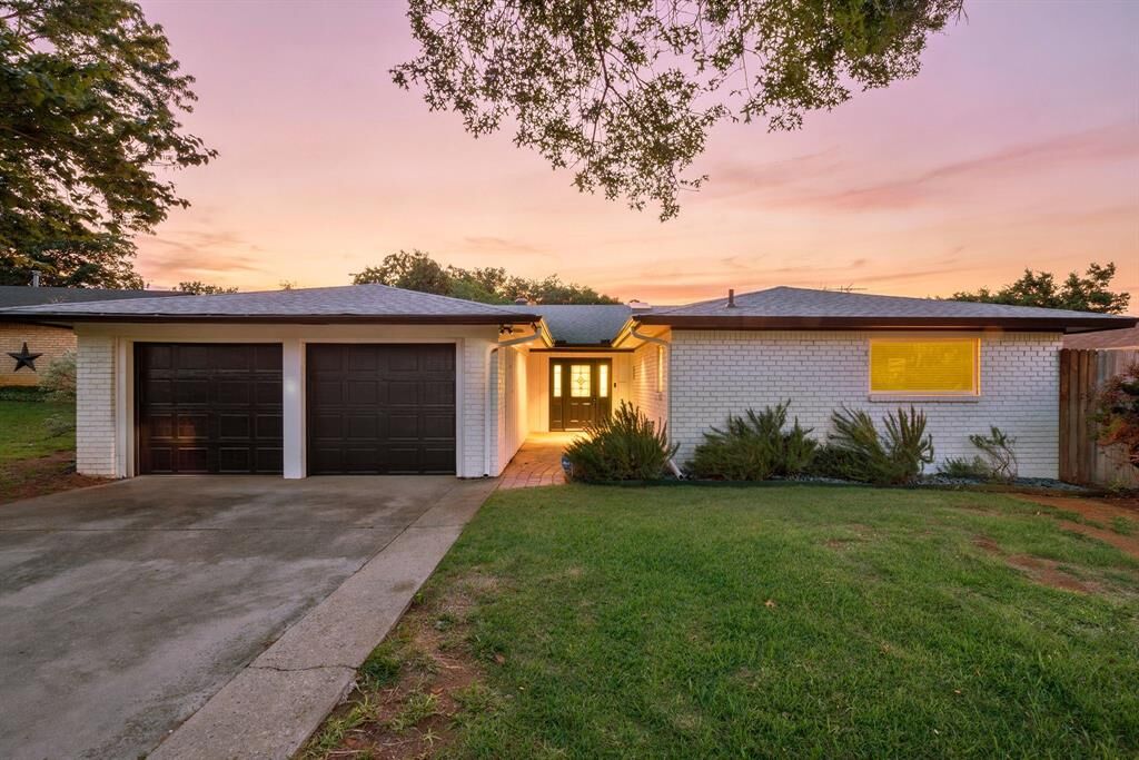 Property Photo:  652 Oak Drive  TX 76053 