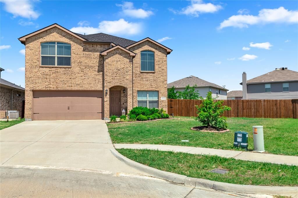 Property Photo: 213 Jockey Court TX 76259