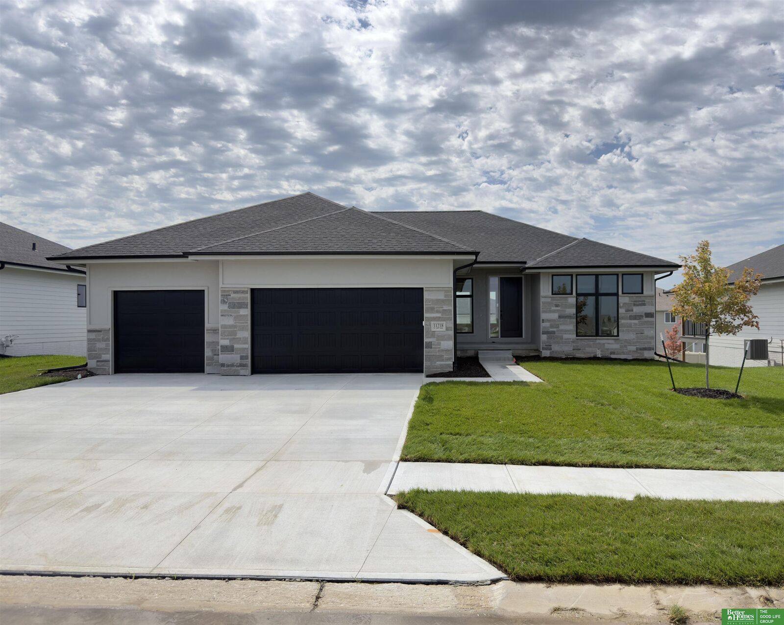 Property Photo: 11718 S 124th Avenue NE 68046