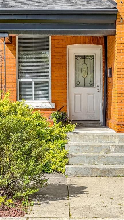 Property Photo:  30 Murray Street W 2  ON L8L 1B2 