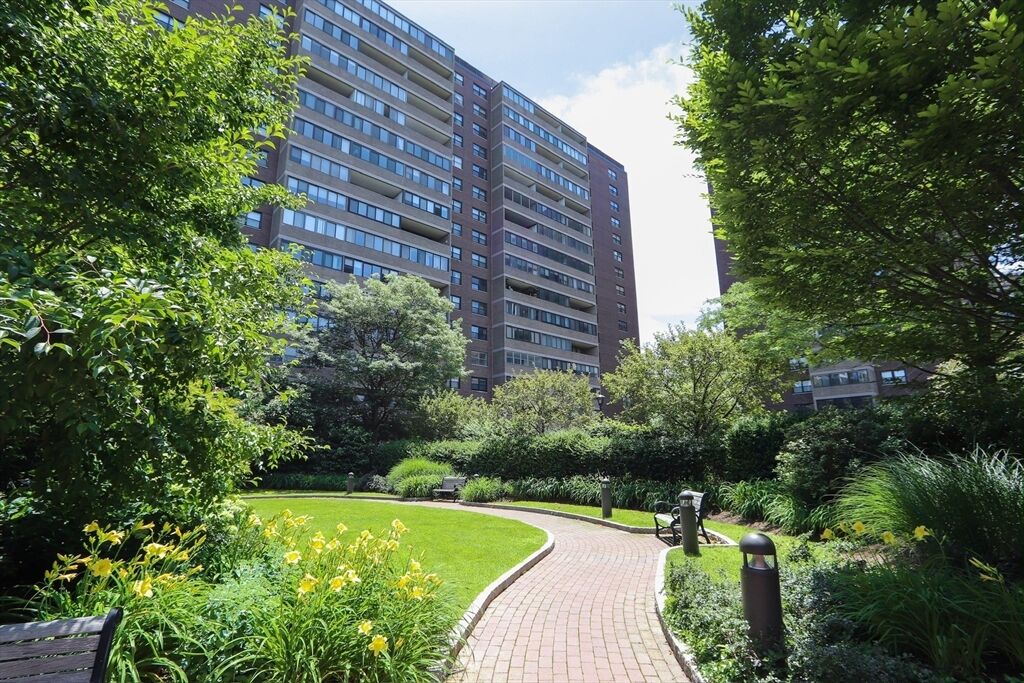 Property Photo:  9 Hawthorne Pl 4A  MA 02114 
