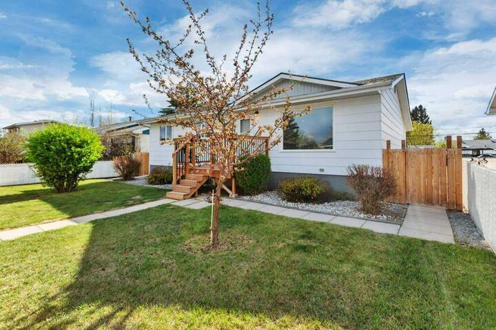 Property Photo:  5220 Lawton Avenue  AB T0M 0J0 