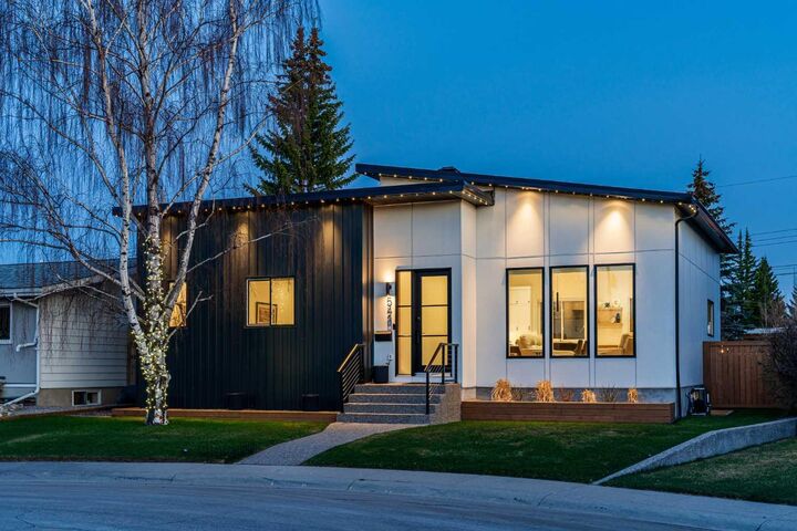 Property Photo:  5420 La Salle Crescent SW  AB T3E 5Y5 