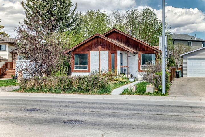 Property Photo:  481 Big Springs Drive SE  AB T4A 1A3 