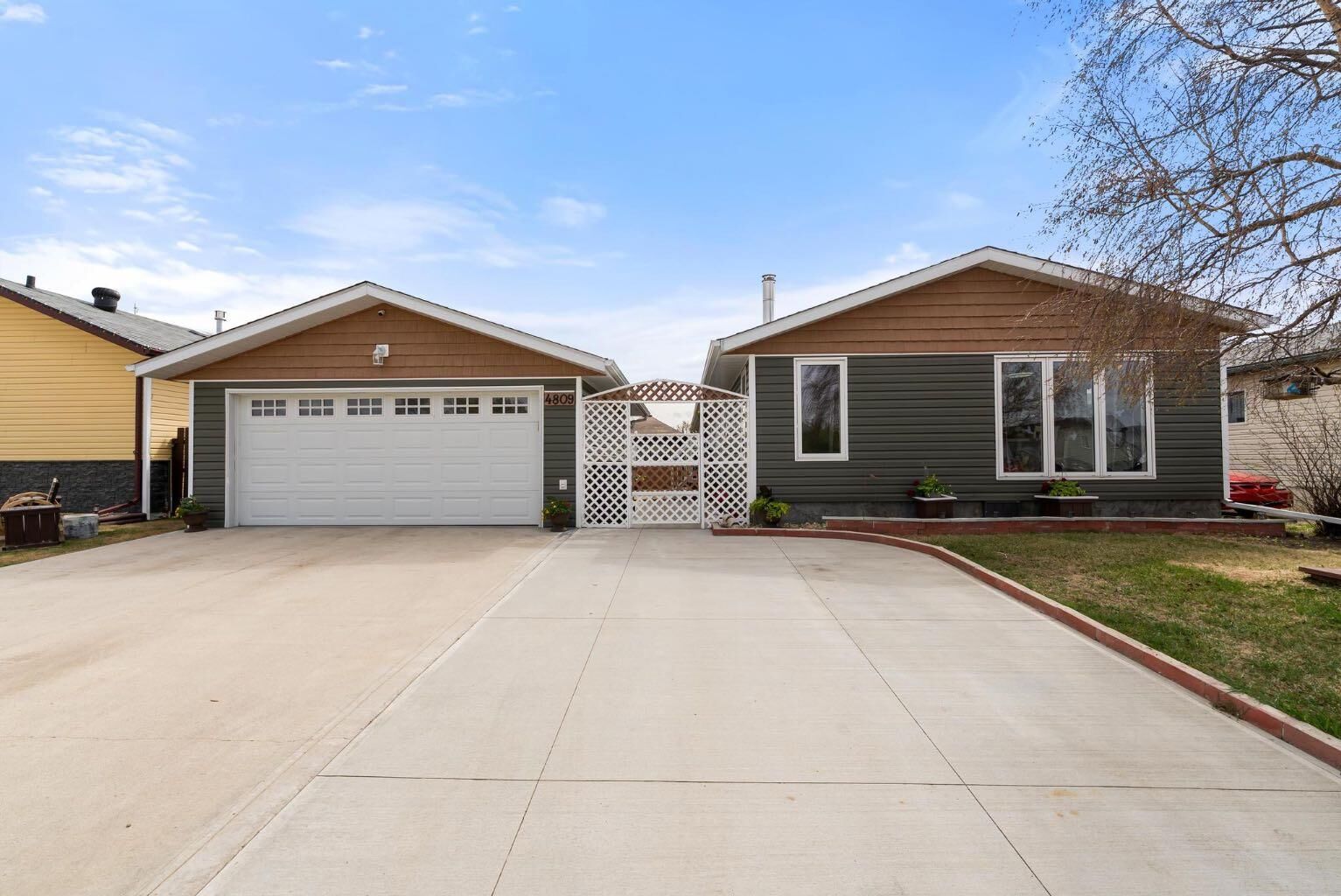 Property Photo:  4809 55 Avenue  AB T4V 4J6 