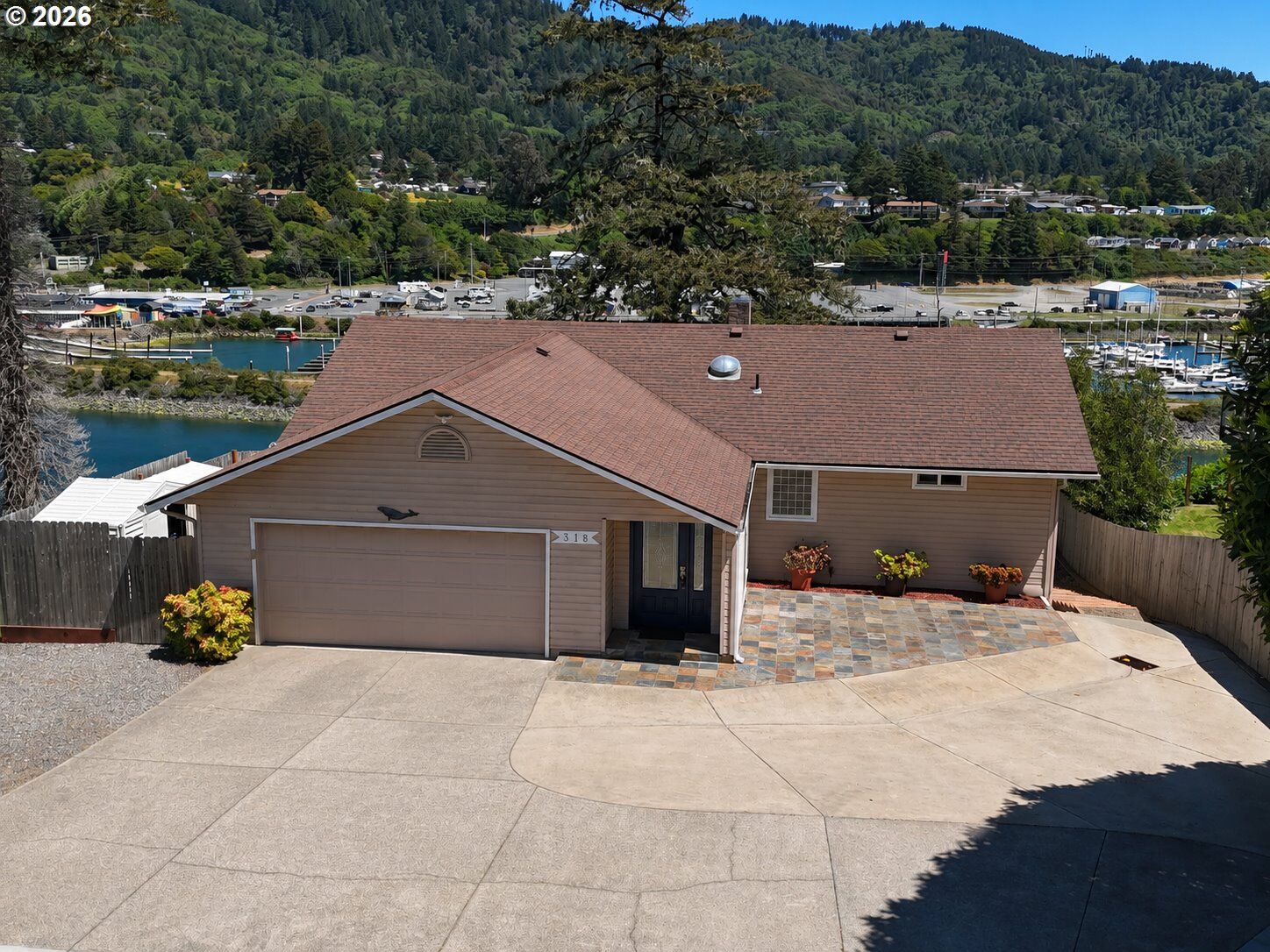 Property Photo:  318 Del Norte Ln  OR 97415 