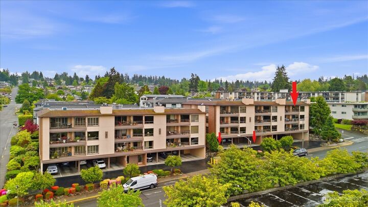 Property Photo:  1005  5th Avenue S 301  WA 98020 