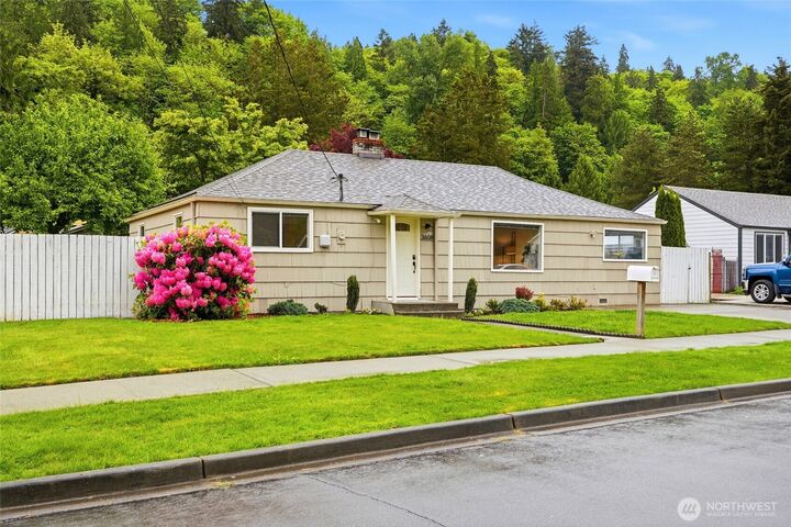 Property Photo: 3608 SE 5th Place WA 98058