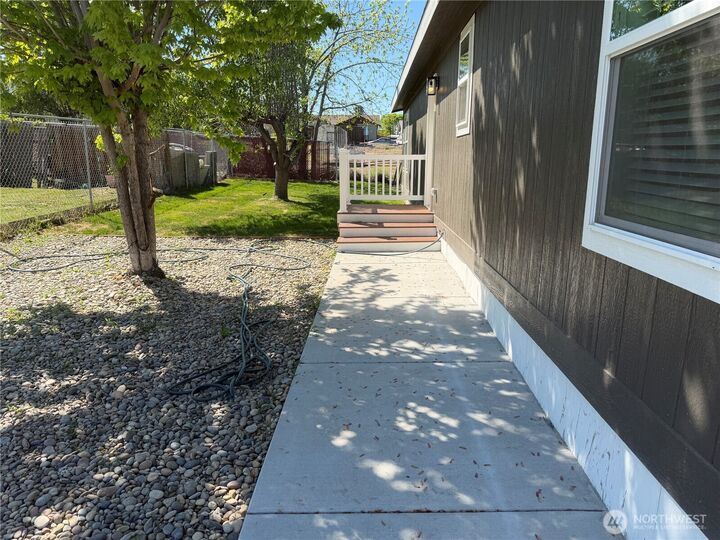 Property Photo:  402  Maple Avenue 78  WA 98944 