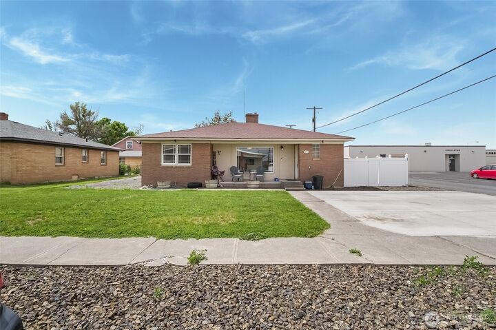 Property Photo:  320 S Gumwood Street  WA 98837 