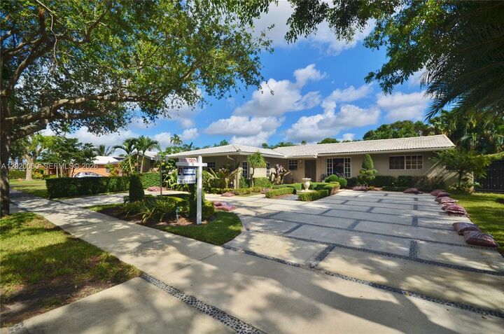 Property Photo: 14001 Cypress Ct FL 33014