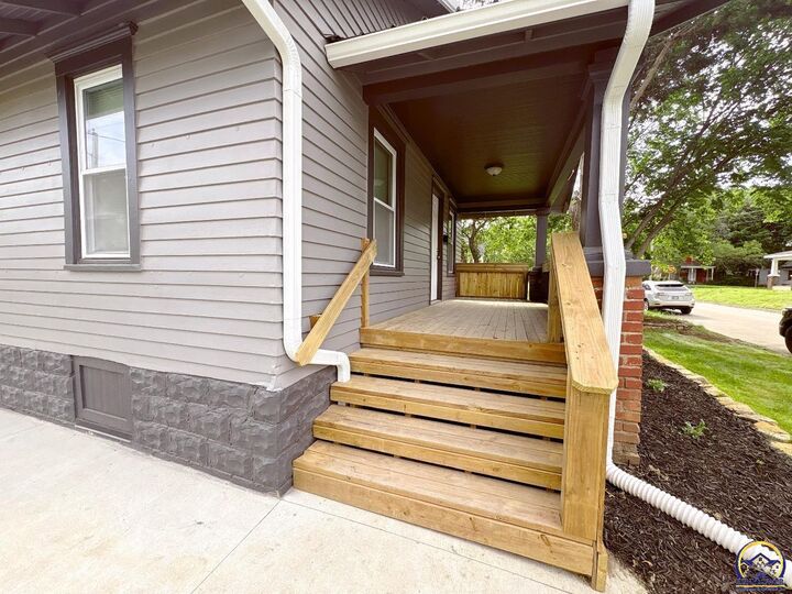 Property Photo:  1113 SW Hampton St  KS 66604 