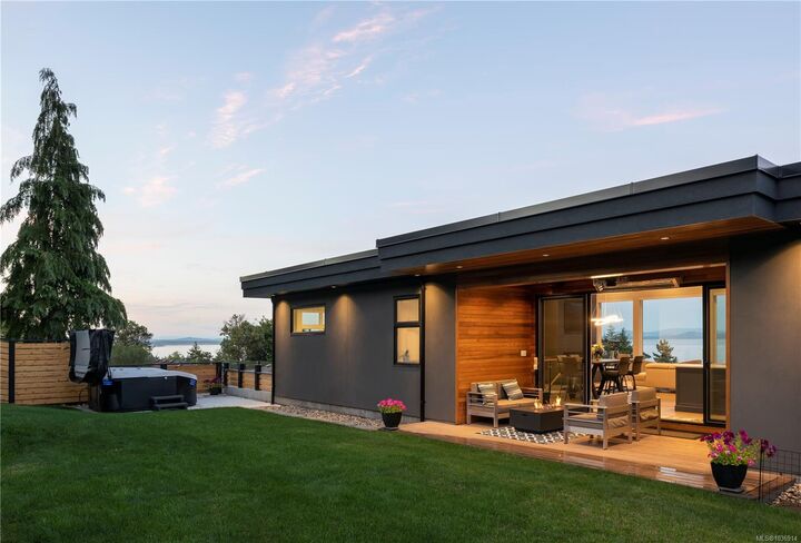 Property Photo: 928 Claremont Ave BC V8Y 1K3