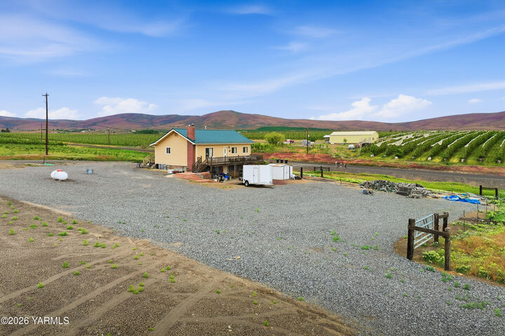 Property Photo:  430 Schlect Rd  WA 98908 