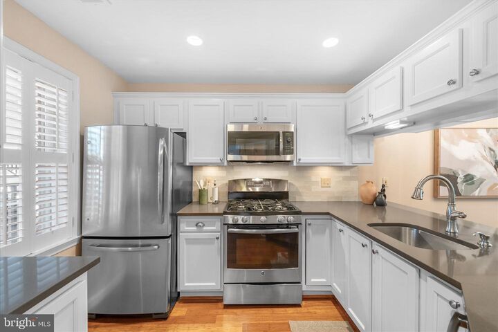 Property Photo: 6924 Fairfax Drive 226 VA 22213