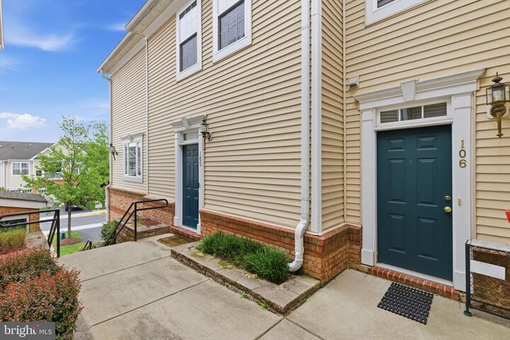 Property Photo:  43905 Hickory Corner Terrace 105  VA 20147 