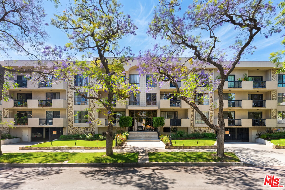 Property Photo:  423 N Palm Dr  CA 90210 