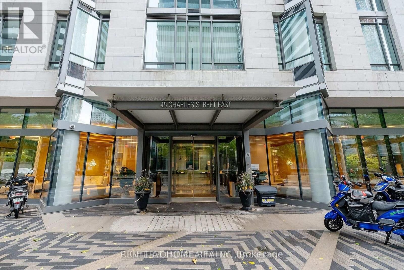 Property Photo: 45 Charles Street East 4712 ON M4Y 0B8