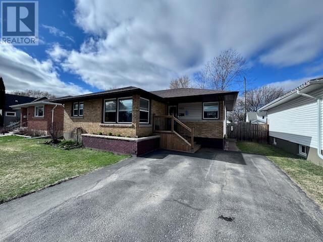 Property Photo:  1831 Walsh St  ON P7E 4V7 