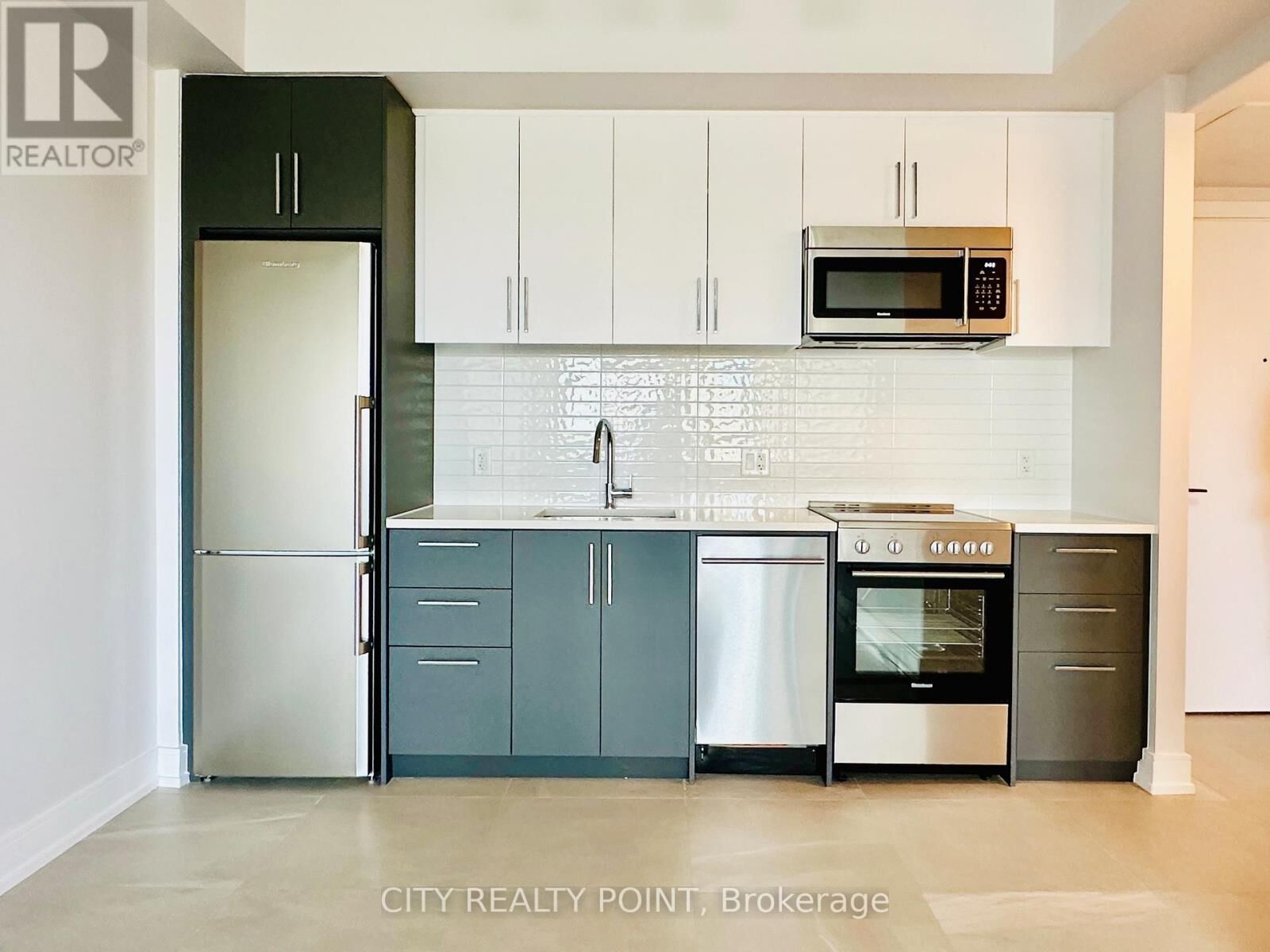 Property Photo:  2525 Bathurst Street 1010  ON M6B 2Y9 