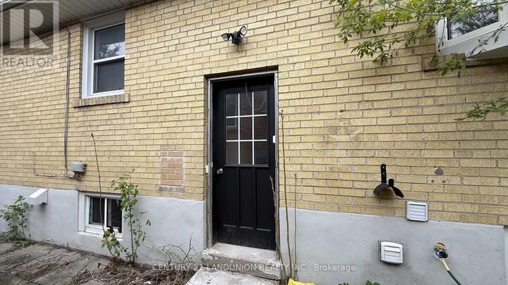 Property Photo: 422 Lynett Crescent ON L4C 2V7