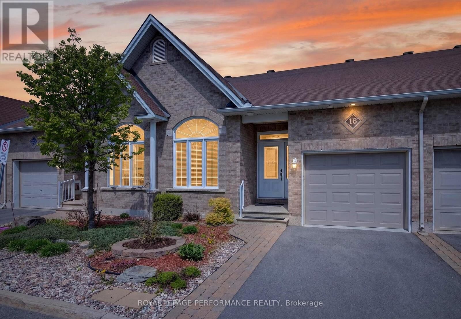 Property Photo:  18 Chapelier Private  ON K1E 3Y1 