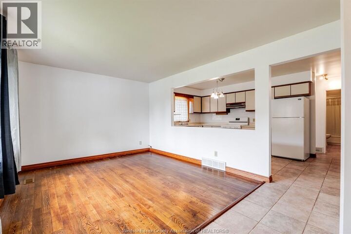 Property Photo:  11 Elizabeth Crescent  ON N8H 4P7 