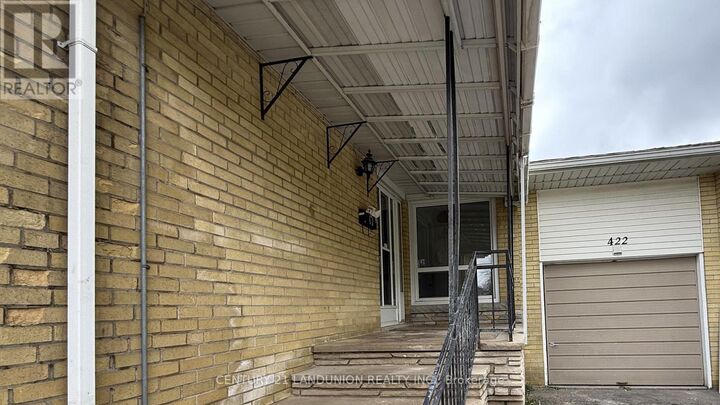 Property Photo:  422 Lynett Crescent  ON L4C 2V7 