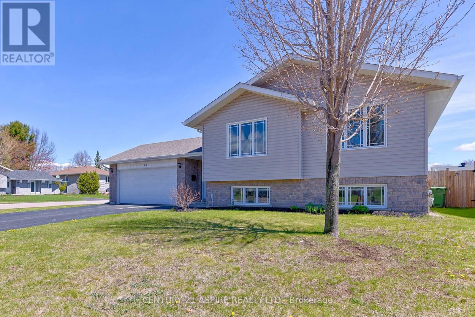 Property Photo: 42 Oak Avenue ON K8H 0B5