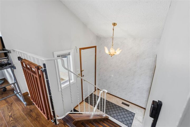 Property Photo: 8 Chadwick Crescent MB R2C 5A6