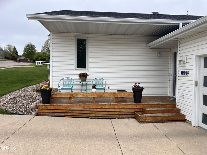 Property Photo:  1726 Volk Drive  ND 58501 
